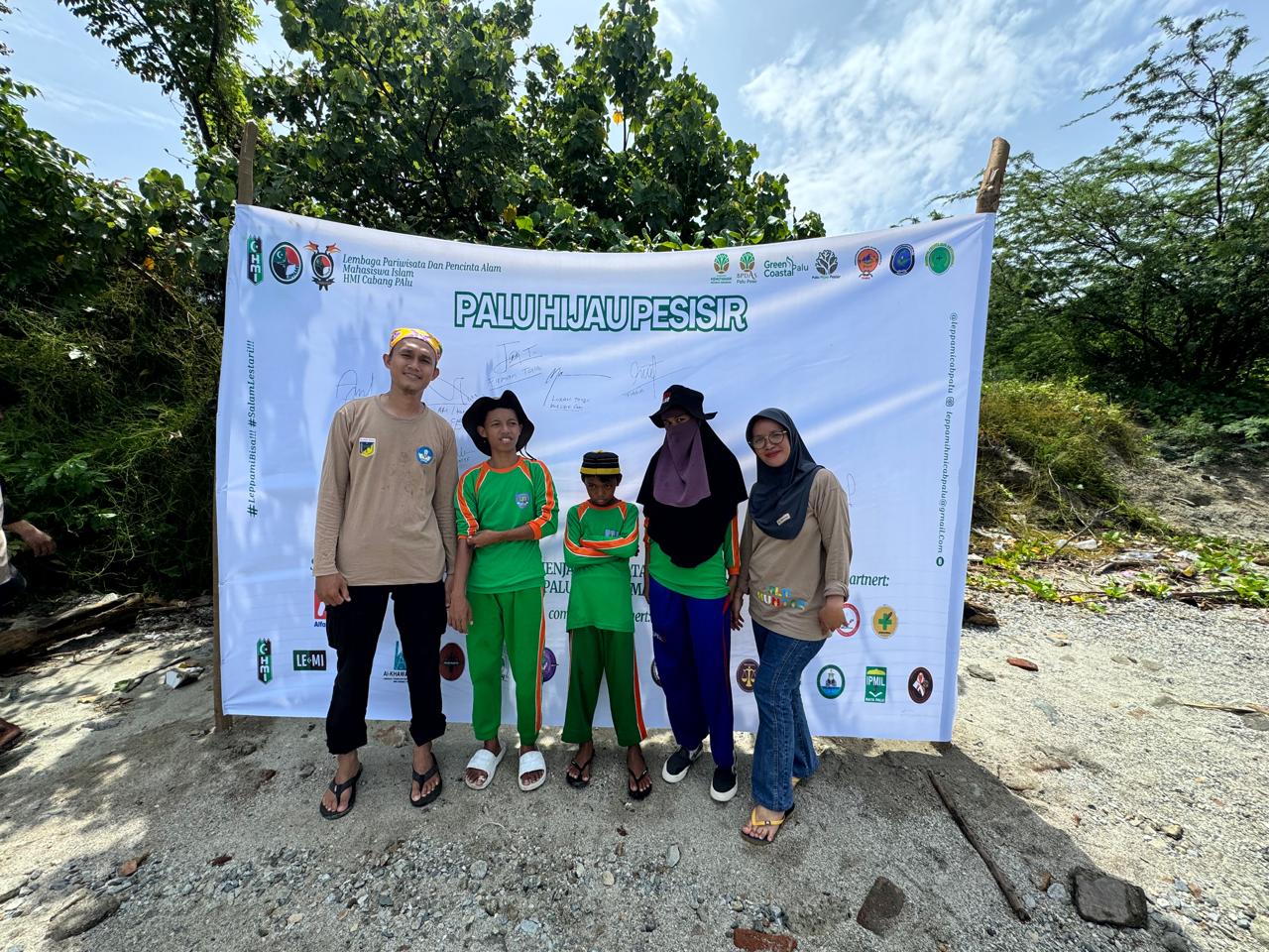 SLB Huntap Ikut Sukseskan Palu Hijau Pesisir 2025 di Pantai Tondo